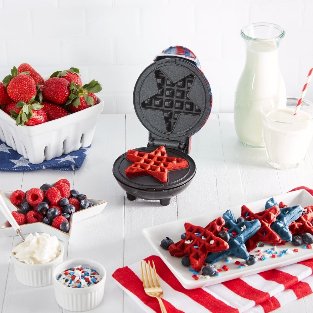 NWT DASH Star Patriotic Mini Waffle Maker with Americana Print